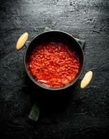 bolognese salsa nel pentola. foto