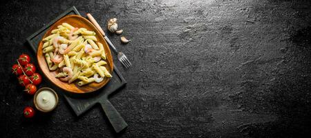 pasta con gamberetto, pomodori e salsa nel ciotola. foto