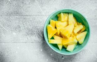 pezzi di maturo ananas nel un' ciotola. foto