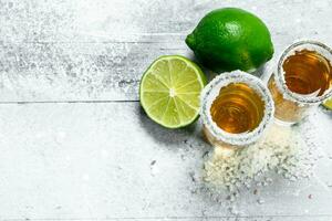 Tequila con fresco lime. foto