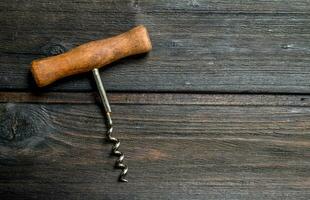 vino cavatappi su di legno sfondo. foto