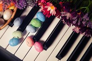 Pasquale uova di Pasqua e tasti di pianoforte e fiori foto