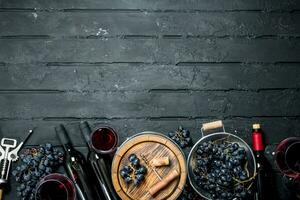 vino sfondo. rosso vino con uva e un vecchio botte. foto