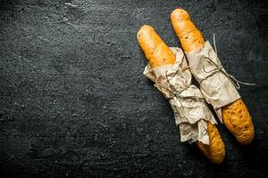 caldo baguette nel carta. foto