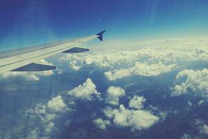 bianca nuvole contro il blu cielo visto a partire dal il volo a partire dal il finestre di il aereo foto