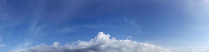 cielo panoramico dai colori vivaci con nuvole in una giornata di sole. foto