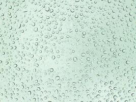 goccia di pioggia sulla superficie del vetro. foto