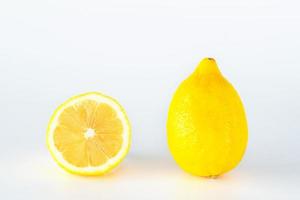 fetta di frutta al limone isolato su sfondo bianco.
