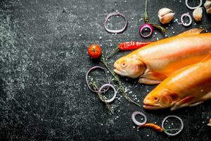 crudo trota pesce con tritato cipolla, aglio e chili Pepe. foto