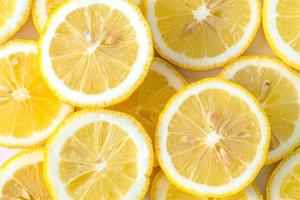 raccolta di fette di limoni gialli freschi foto