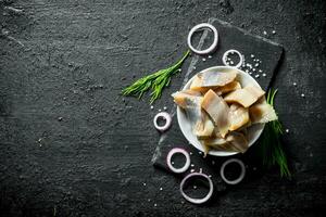 filetto di salato aringa con aneto e tritato cipolla. foto