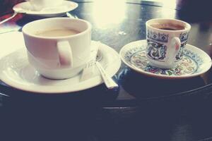 gustoso caldo originale Turco caffè servito nel un' piccolo affascinante tazza foto