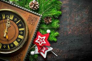 Natale orologio con abete rami e coni. foto