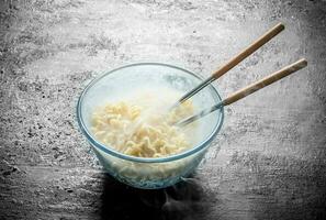 riscaldato immediato tagliatelle nel bicchiere ciotola con bacchette. foto