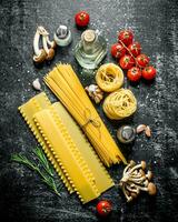 spaghetti, Lasagna, tagliatelle crudo con olio, pomodori e funghi. foto