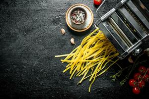 macchina per cucinando fatti in casa pasta con spezie e pomodori. foto