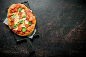 fatti in casa Pizza con salsicce, pomodori e formaggio. foto