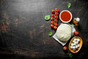 ingredienti per cucinando fatti in casa Pizza. foto