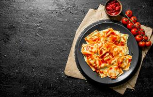 ravioli con pomodori e salsa. foto