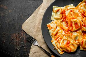 italiano ravioli con salsa. foto