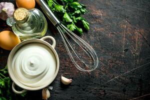 Maionese con erbe aromatiche, olio e aglio. foto