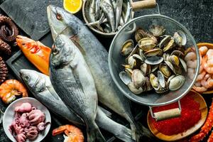 fresco pesce con caviale, gamberetto e Ostriche. foto