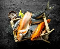 fresco pesce nel un' scatola con aglio, spezie e lime. foto