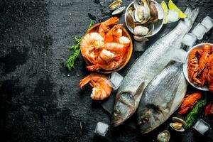 frutti di mare. fresco pesce con gamberetto, Gambero e Ostriche su un' pietra tavola. foto