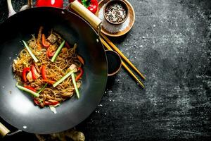 fragrante Cinese cellofan tagliatelle con verdure. foto