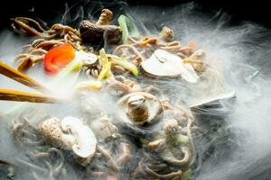 caldo asiatico soba tagliatelle con la verdura, funghi e salsa. foto