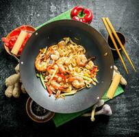 Cinese wok pasta con gamberetto e fresco verdure. foto