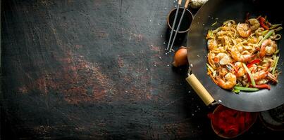 già pronto Cinese udon tagliatelle con gamberetto, verdure e salsa. foto
