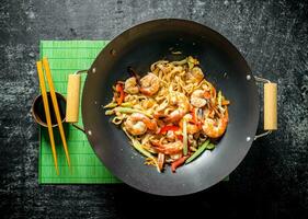 delizioso Cinese udon tagliatelle con gamberetto, salsa e verdure. foto