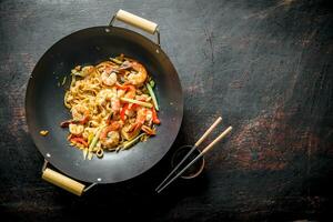 appena cucinato asiatico udon tagliatelle con verdure e gamberetto. foto