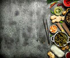asiatico cibo. un' varietà di ingredienti per cucinando asiatico cibo su rustico sfondo. foto