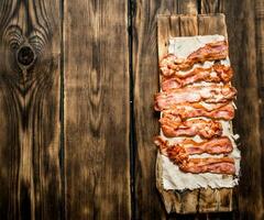 fritte Bacon su il tessuto. foto