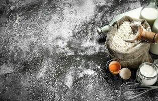 cottura al forno sfondo. ingredienti per il preparazione di Impasto. foto