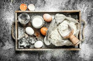 cottura al forno sfondo. ingredienti per Impasto nel un' di legno vassoio. foto