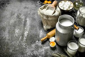 cottura al forno sfondo. latte, Farina e altro ingredienti per il Impasto. foto