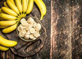 fresco banane con tritato pezzi nel un' ciotola. foto