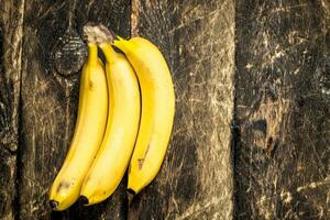fresco banane. su di legno sfondo. foto