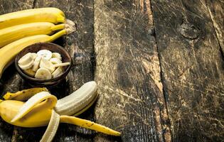 affettato maturo Banana nel un' ciotola. foto