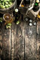 fresco birra con verde luppolo e malto. foto