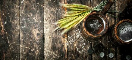 fresco birra nel un' di legno tazza. foto