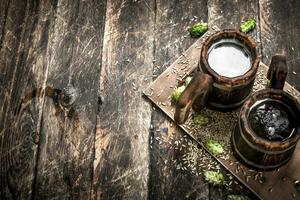 birra nel un' di legno boccale con verde luppolo. foto