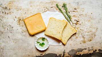 Ciabatta con erbe aromatiche su carta. su rustico sfondo. foto