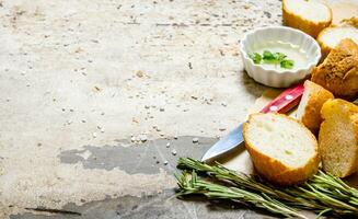 Ciabatta con erbe aromatiche su carta. su rustico sfondo. foto