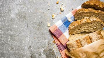 fresco Ciabatta avvolto nel carta su il tessuto. foto