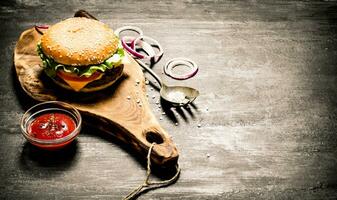 cucinato Hamburger con ketchup e cipolla anelli foto
