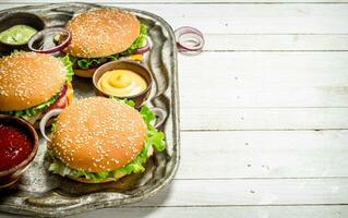 hamburger con Manzo e verdure su un' acciaio vassoio. foto